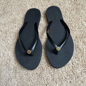 Women’s Size 8 black skinny strap Tory Burch flip flops